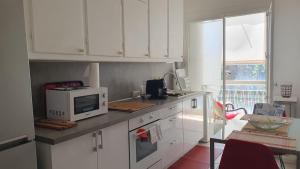 CANNES Un pied dans leau, Un pied en ville