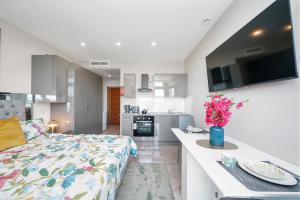 Studio with Balcony Godino Hotel Ilford