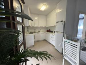 Modern 2BR Apartment 70m from Finikoudes beach