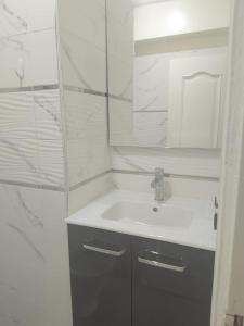 Chic 2BR Apartment with Beautiful Moroccan Salon