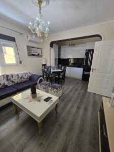 Gjoni holiday escape