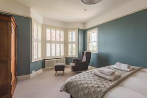 Holmwood by Keepers Cottages