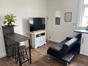 Cozy hotel-style city apartment with free parking