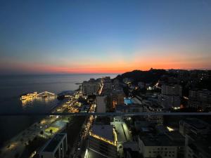 Stylish Sky Apartment Romantic Sea & City View