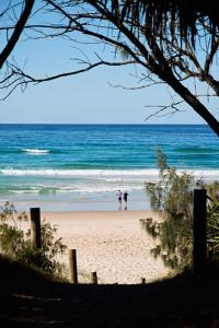 Sirius- Heated pool, 50m to Beach, basketball crt
