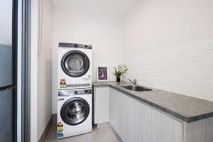 Sirius- Heated pool, 50m to Beach, basketball crt