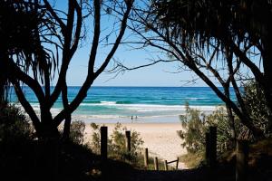 Sirius- Heated pool, 50m to Beach, basketball crt
