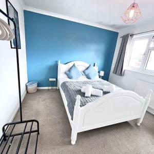 4 BR Maidstone Spacious House -Drive Parking sleeps 7