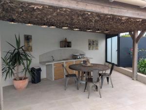 Maisons de vacances Maison L'Inattendu avec spa & piscine privatifs : photos des chambres