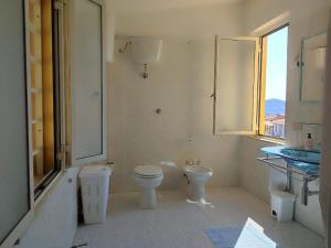 Family & Friends - Room 2 - Second Floor - shared bathroom img2