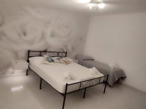 Family & Friends - Room 2 - Second Floor - shared bathroom img10