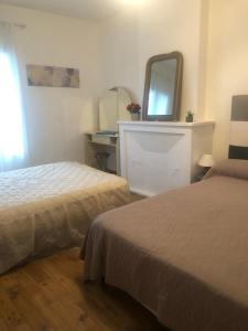 B&B / Chambres d'hotes Chez Grand Mere : Chambre Quadruple avec Salle de Bains Commune