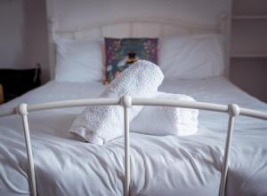 Dundee themed apartment with free parking