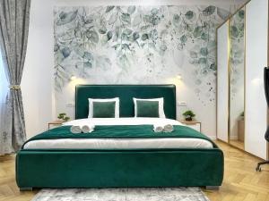 Calea Victoriei Gold Choose from 2 Apartments Property - Old Town - Superb Vibe & Location - Walking distance from main Bucharest attractions!