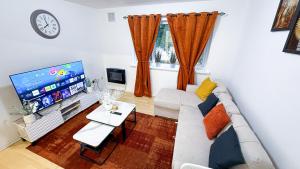 FREE PARKING l sleeps 4 l WI-FI l City Flat