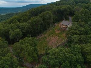 Sunset Cabin Privacy, Views, HotTub, Firepit, BBQ, Pets