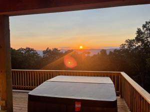 Sunset Cabin Privacy, Views, HotTub, Firepit, BBQ, Pets