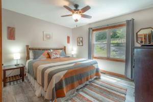 Sunset Cabin Privacy, Views, HotTub, Firepit, BBQ, Pets