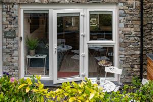 Cosy lakeland flat between Bowness & Windermere