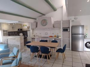 Maisons de vacances Les toits d-Eyguieres : Maison 2 Chambres