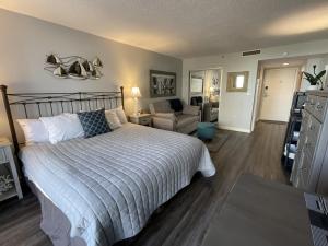 Stylish, ocean view studio with full access to resort amenities! condo