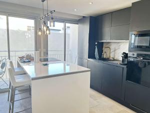 Sainte Maxime : Appartement 3 Pièces Climatisé avec Parking Face au Port - FR-1-226-564