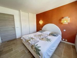 Sainte Maxime : Appartement 3 Pièces Climatisé avec Parking Face au Port - FR-1-226-564