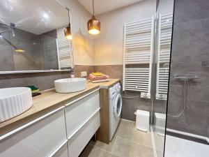 Sainte Maxime : Appartement 3 Pièces Climatisé avec Parking Face au Port - FR-1-226-564