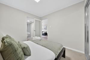 Modern 2BR Apartment in the Heart of Rockingham Close to Beach Shops & Naval Base