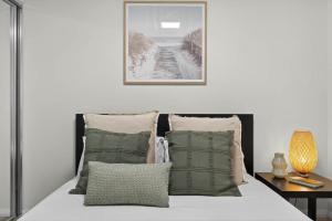 Modern 2BR Apartment in the Heart of Rockingham Close to Beach Shops & Naval Base