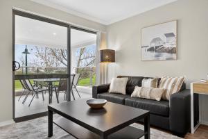 Modern 2BR Apartment in the Heart of Rockingham Close to Beach Shops & Naval Base