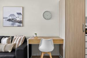 Modern 2BR Apartment in the Heart of Rockingham Close to Beach Shops & Naval Base