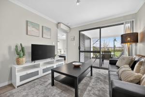 Modern 2BR Apartment in the Heart of Rockingham Close to Beach Shops & Naval Base