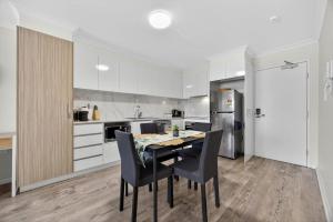 Modern 2BR Apartment in the Heart of Rockingham Close to Beach Shops & Naval Base