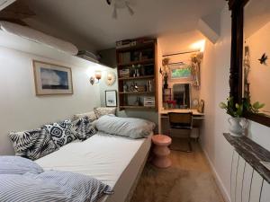 Sejours chez l'habitant Tiny and Cosy French room : Petite Chambre Double