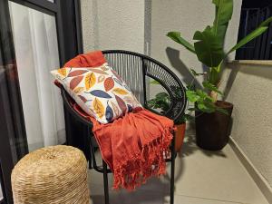 Studio com varanda Ar e Wifi à 6 min do Metrô Vergueiro