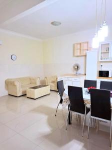 5-BEDROOM FERRINGHI HOUSE with WIFI , NETFLIX , BBQ, 5 MINUTES WALK to BEACH