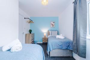 Modern 3 bedroom home - driveway parking for 2 vehicles, close to Manchester city centre