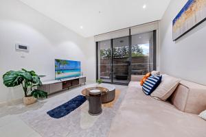 Stylish Homebush 1BR Plus Study with Pool Access