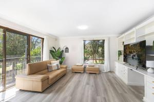 Lakeside Escape steps To The Lake and Beach