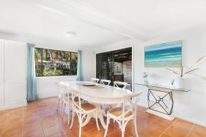 Lakeside Escape steps To The Lake and Beach