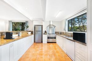 Lakeside Escape steps To The Lake and Beach