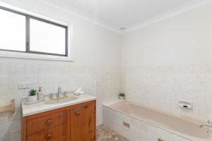 Lakeside Escape steps To The Lake and Beach