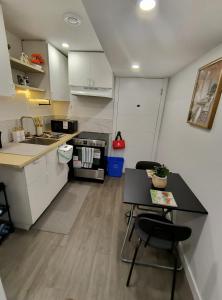 ArbyManies Place Newly Built Basement Apartment