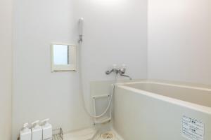 Max 9 people 8 minutes from Shibuya 5 minutes from Shinjuku 1 minute from Harajuku 4 minutes walk from the station Room Sakura