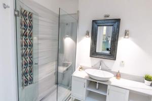 Cozy Getaway - Warmth and Comfort in the City