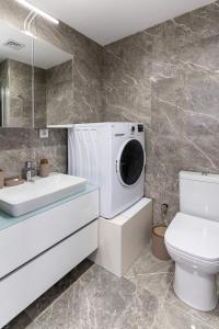 Stylish Urban Apt- Soak Up the Citys Vibes