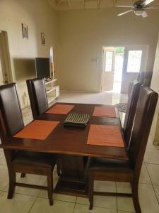 Queen Room in Kingston