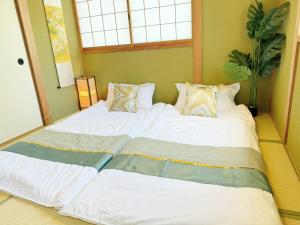 5 mins walk from Yuzaki bus stop, sea view, parking lot,