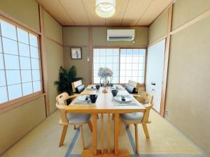 5 mins walk from Yuzaki bus stop, sea view, parking lot,